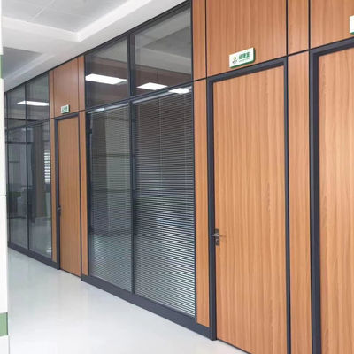 качество  Leisure facilities factory office double glass wall 84mm soundproof transparent glass integrated movable shutter glass curtain wall завод