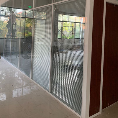 качество  Easy Installation Highlight White Color Aluminum Partition And Glass Partition For Office Hotel And Hospitals завод